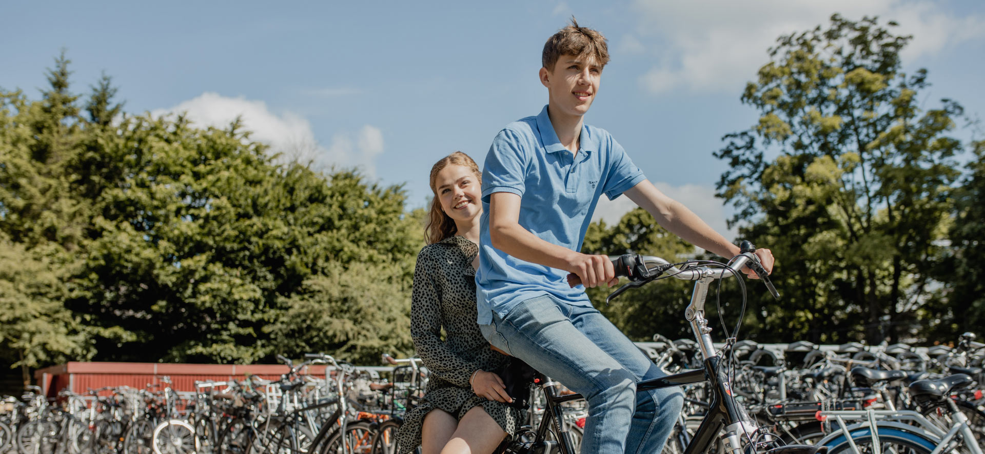 https://www.ubboemmius.nl/wp-content/uploads/2022/09/ubbo-stationslaan-jongen-meisje-fiets.jpg